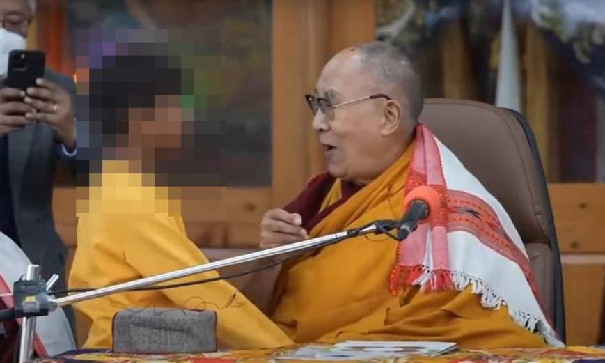 Dalai Lama se disculpa tras besar a niño en la boca