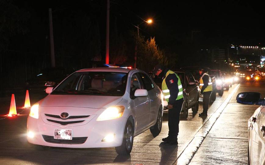 Por evitar operativo joven vuelca en Monterrey