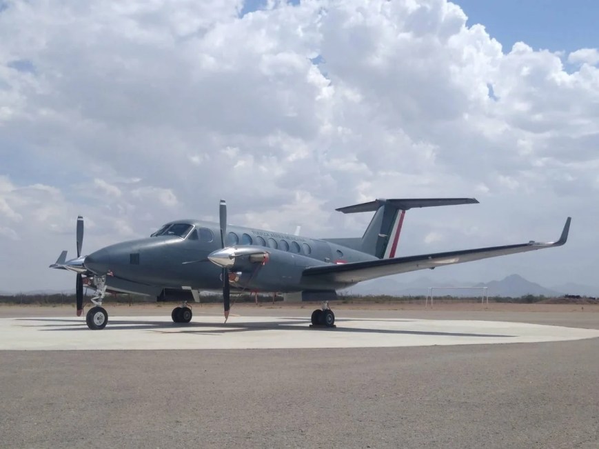 Comparecen por avión bombardero