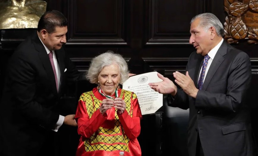 Abucheos empañan premiación de Elena Poniatowska