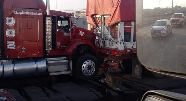Trailero muere calcinado en choque