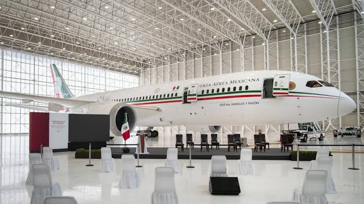 Revela AMLO que es posible venta del avión presidencial