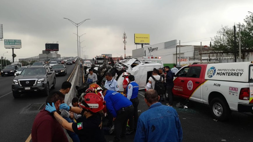 Aparatosa volcadura en Fidel Velázquez