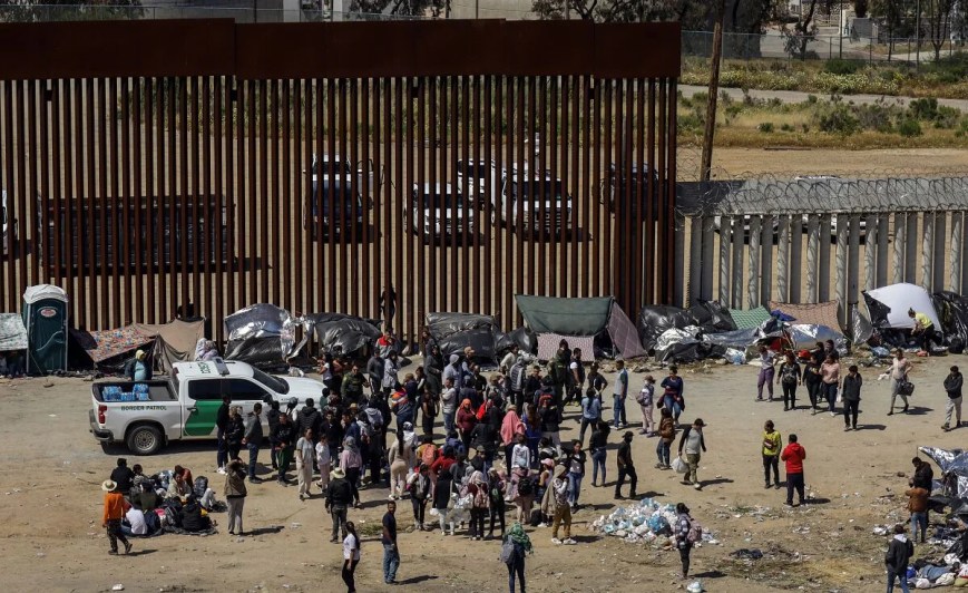Termina el «Título 42»; miles llegan a la frontera