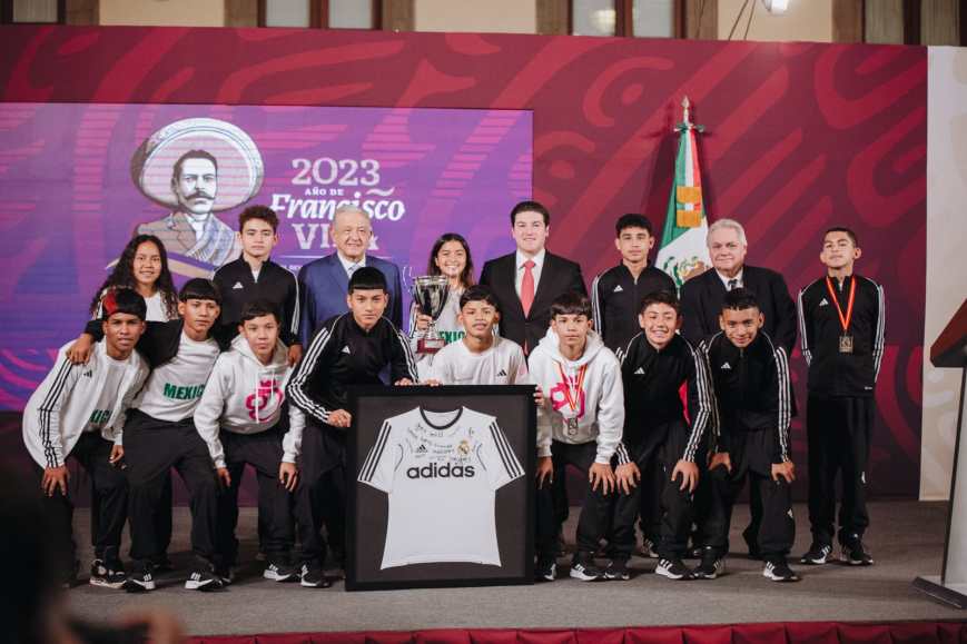 Reconoce AMLO a jóvenes campeones de Nuevo León