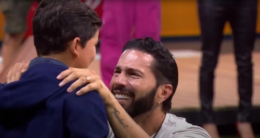Poncho de Nigris recibe la visita de su hijo en La Casa de los Famosos