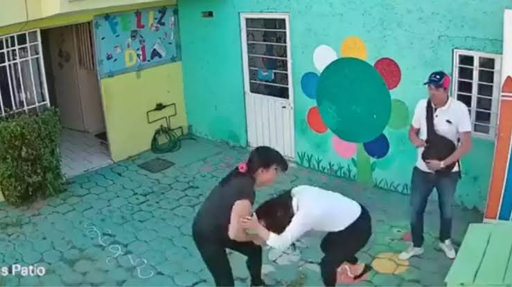 Captan agresión de maestra en el Estado de México