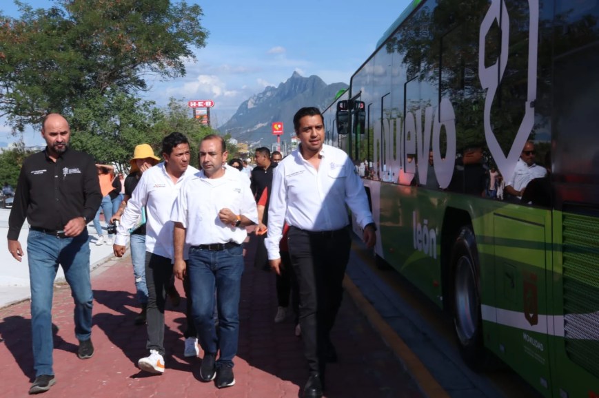 Entrega Jesús Nava nuevas unidades para la ruta 155