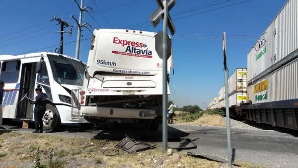 Aparatoso choque en Escobedo deja dos personas heridas