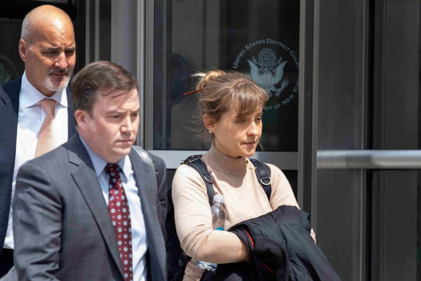 Allison Mack, actriz de Smallville sale de prisión