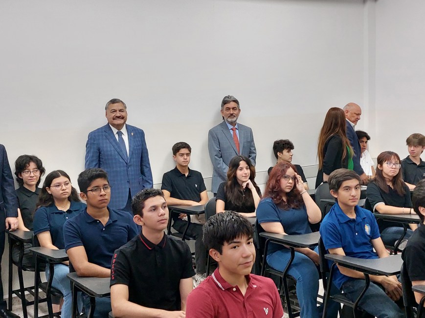 Este lunes regresan 216 mil alumnos a la UANL
