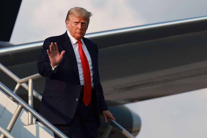 Fichan a Trump y paga fianza de 200 mil dólares