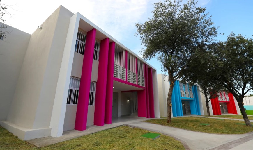 Mariana Rodríguez entrega nuevas villas para el DIF Capullos