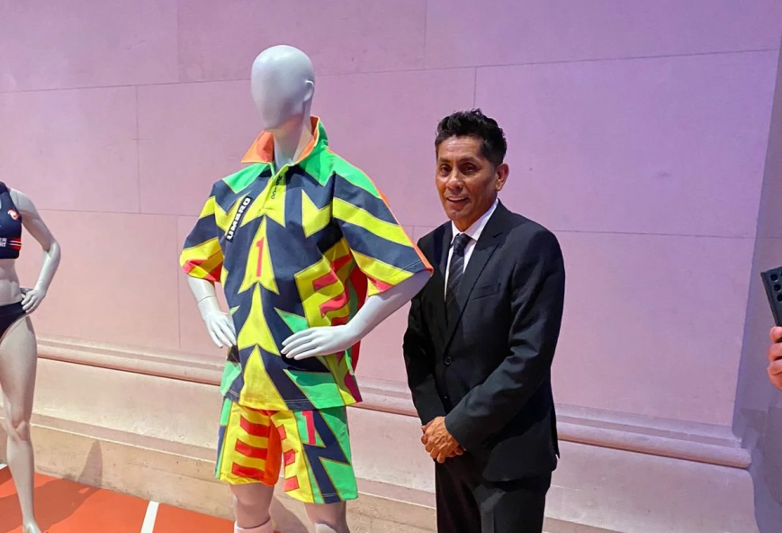 Uniforme de Jorge Campos se exhibe en París