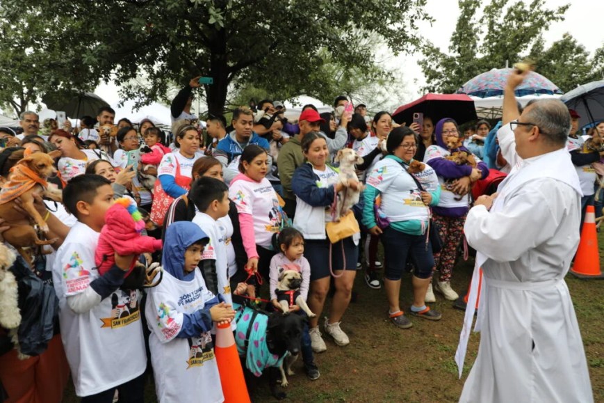 Bendicen mascotas en Escobedo