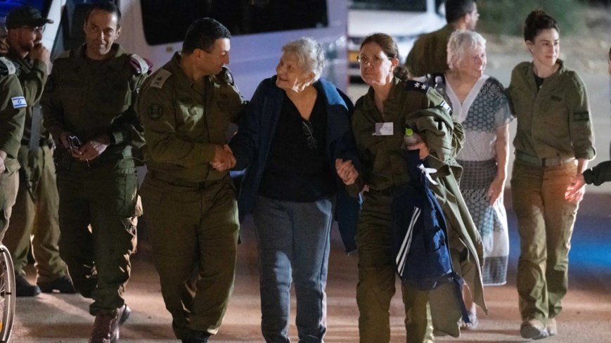 Hamas libera 11 rehenes más