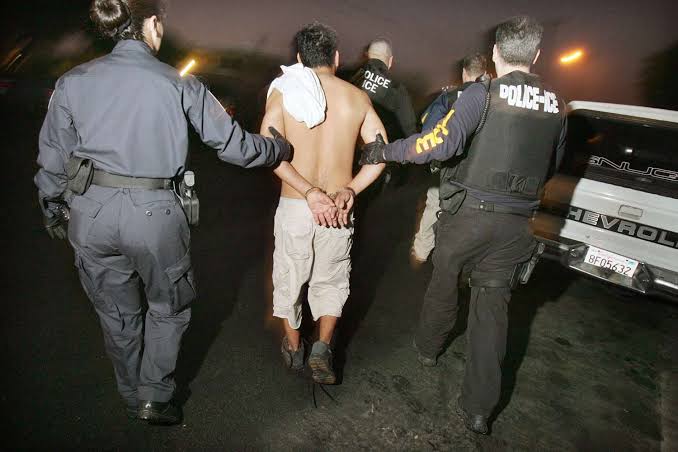 Firman ley para capturar migrantes