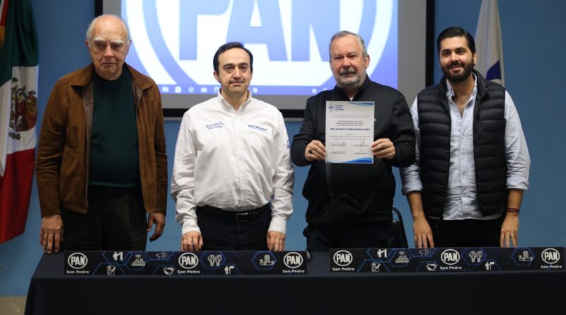 Mauricio Fernández recibe constancia de precandidato para la alcaldía de San Pedro