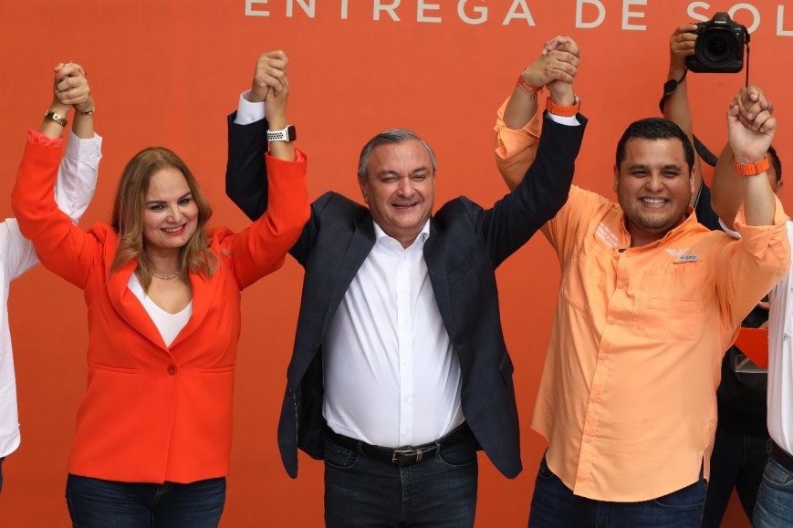 Héctor García se registra como candidato a la alcaldía de Guadalupe