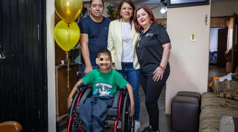 DIF Guadalupe dona sillas de ruedas especiales