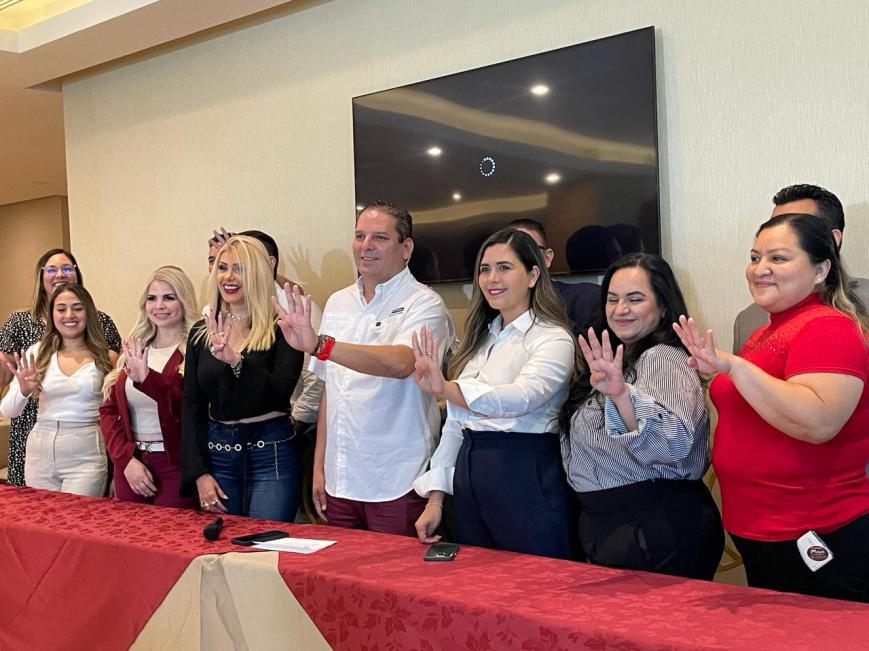 Presenta Arturo Benavides a su planilla