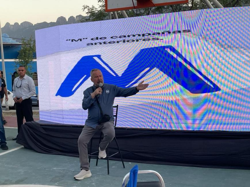 Mauricio sostiene consulta ciudadana con vecinos de Vista Montaña