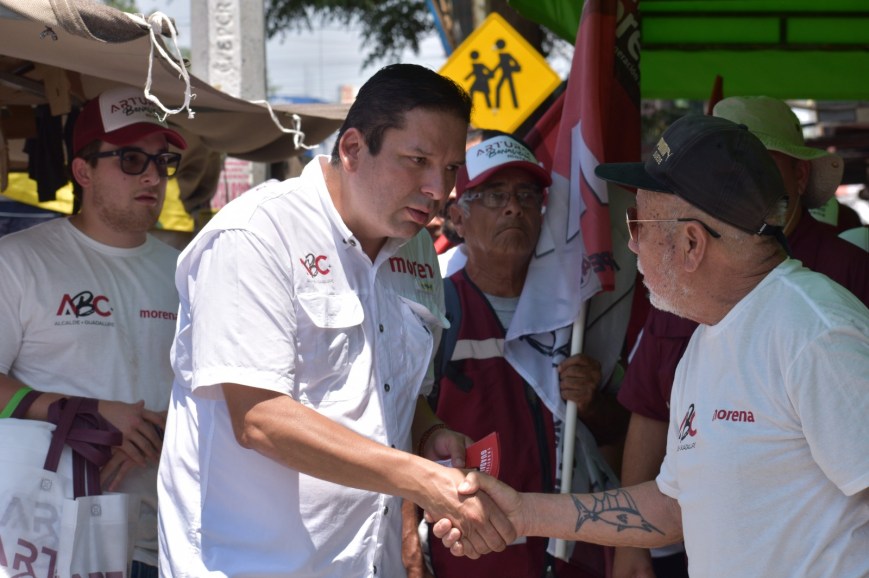 Arturo Benavides sostiene diálogo en la colonia Tierra Propia