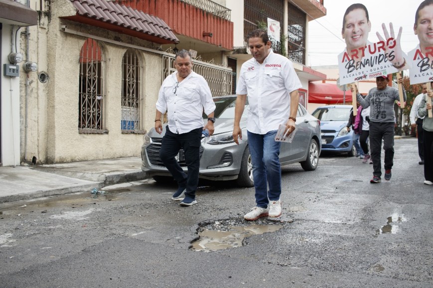 Arturo Benavides promete un Plan Integral de Bacheo para Guadalupe
