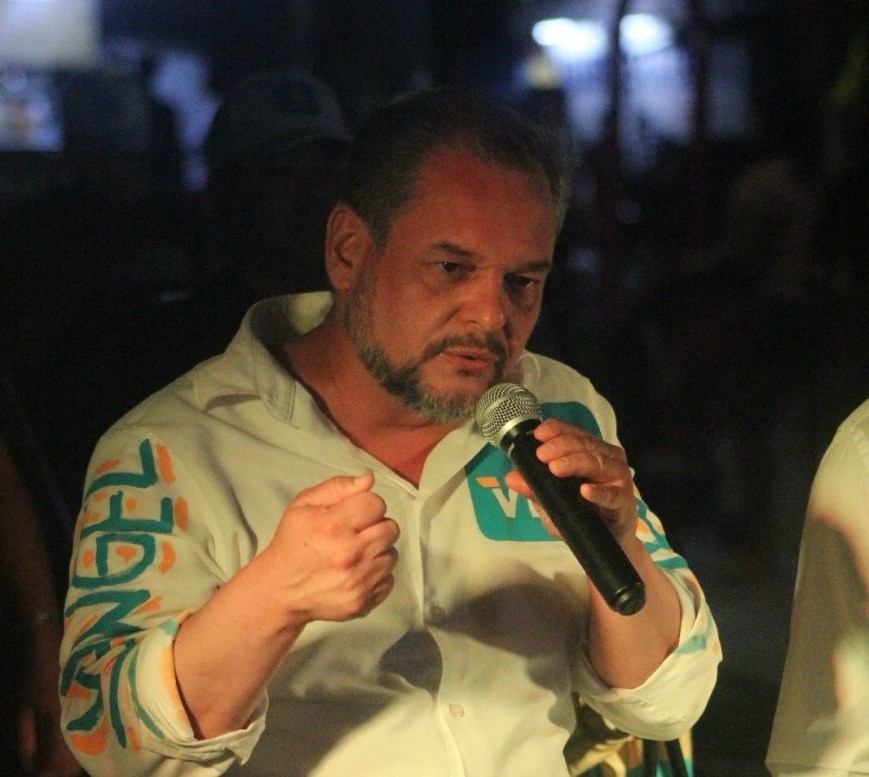 Piden estudiantes a Luis Ángel Benavides climas para su secundaria