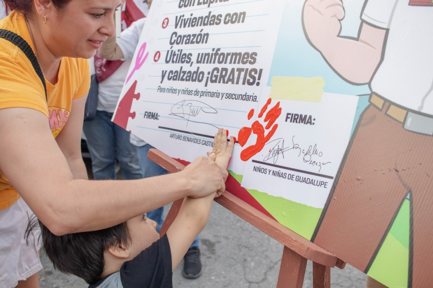 Arturo Benavides promete uniformes, útiles y calzado gratuito a niños de Guadalupe