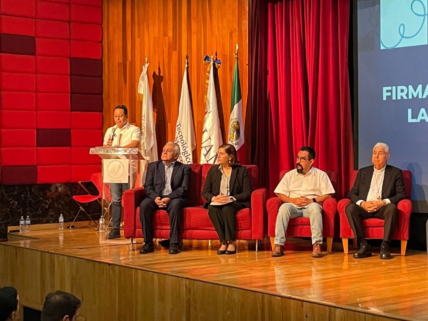 Firma Héctor Castillo el Compromiso por la Paz
