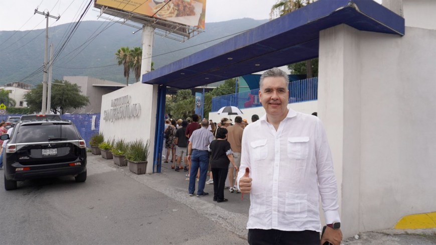 Waldo Fernández y Judith Díaz acuden a emitir su voto