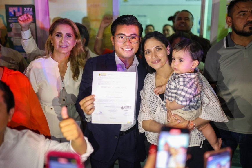 Felix Arratia recibe constancia como alcalde electo