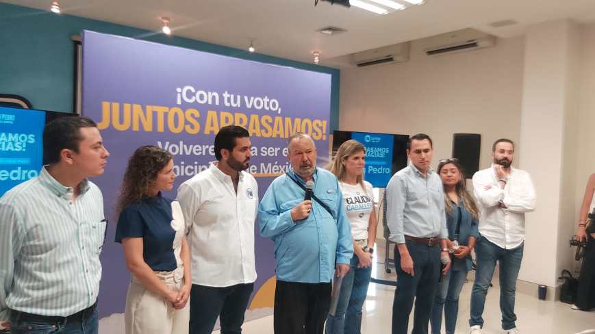 Mauricio Fernández celebra su victoria en San Pedro