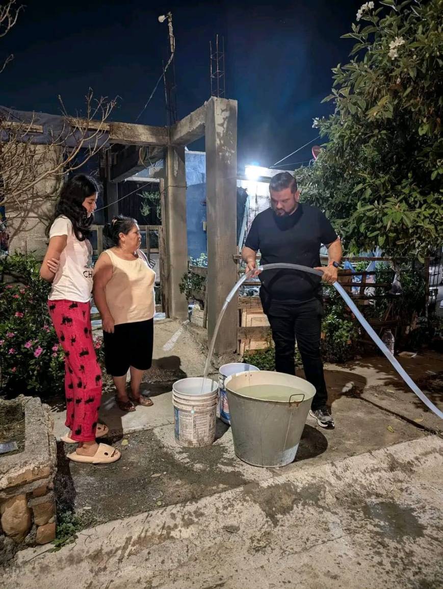 Distribuye «El Cuate» agua en Cadereyta