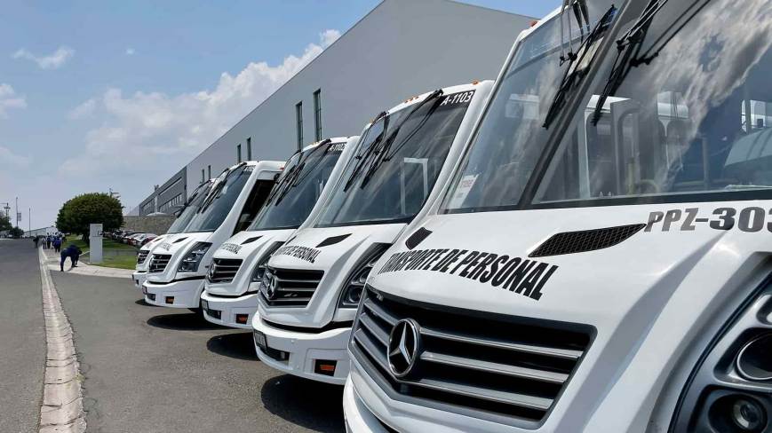 Sector industrial regio apoya a sus trabajadores con transporte privado