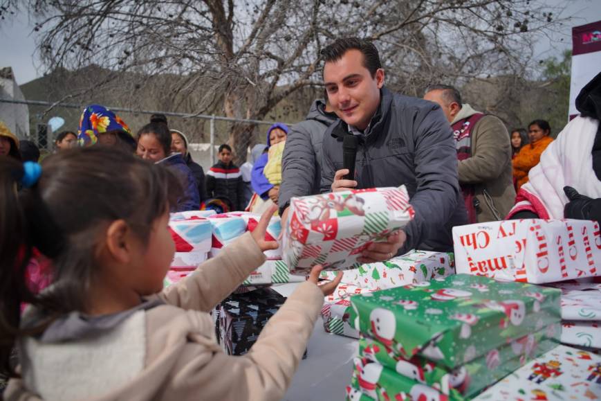 Manuel Guerra lleva alegría a los habitantes de García por el Día de Reyes