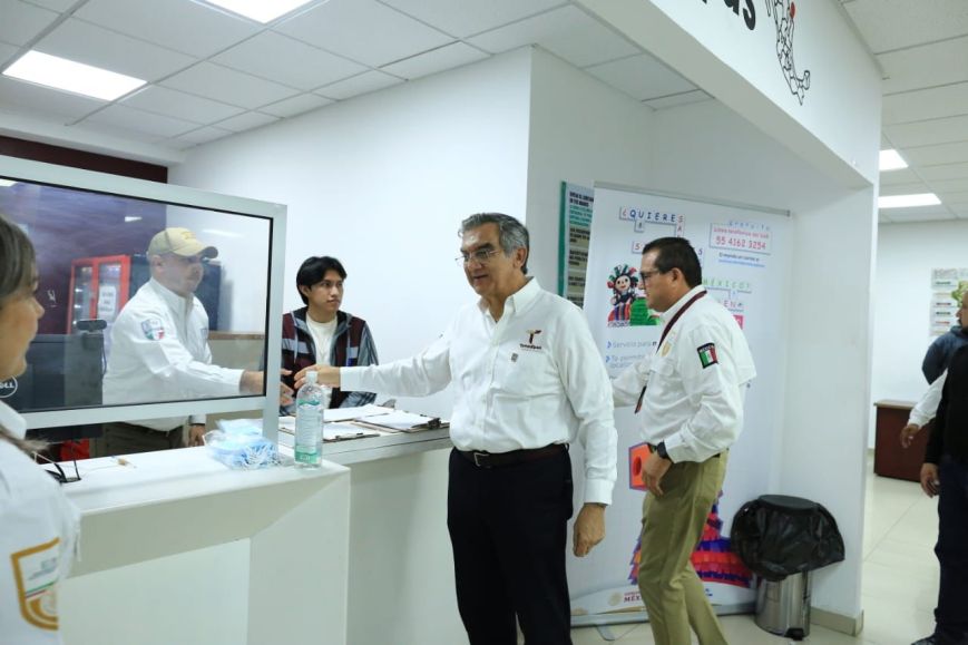 Américo recibe repatriados y recorre Centro de Atención en Reynosa