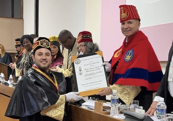 Otorgan Honoris Causa al alcalde de Ciénega de Flores
