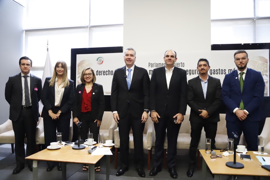 Senado busca garantizar seguro médico accesible para adultos mayores