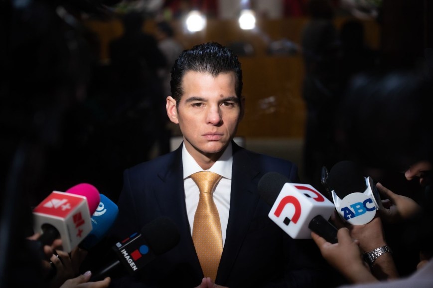 Miguel A. Flores propone ley para homologar sueldos y beneficios de policías en NL