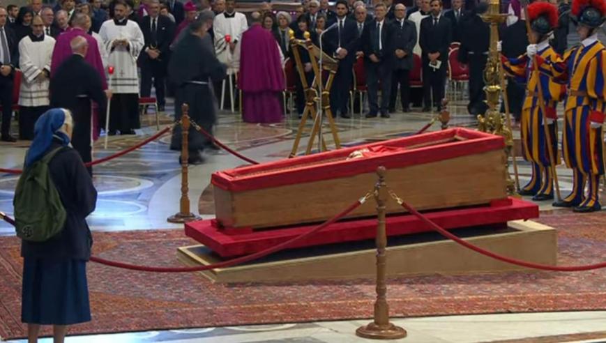 Monja rompe el protocolo durante el funeral del Papa Francisco