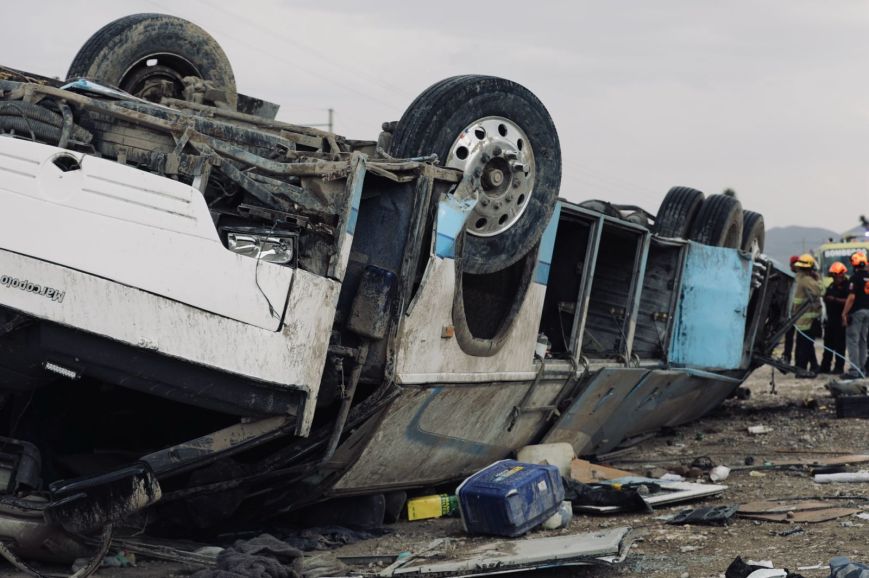 Vuelca Camión de pasajeros en Galeana