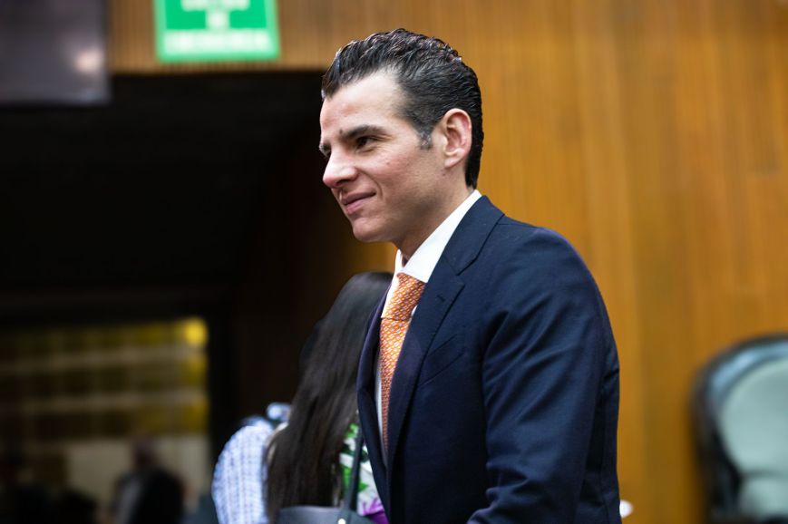 Realiza Miguel Ángel Flores donación de libros para promover la lectura