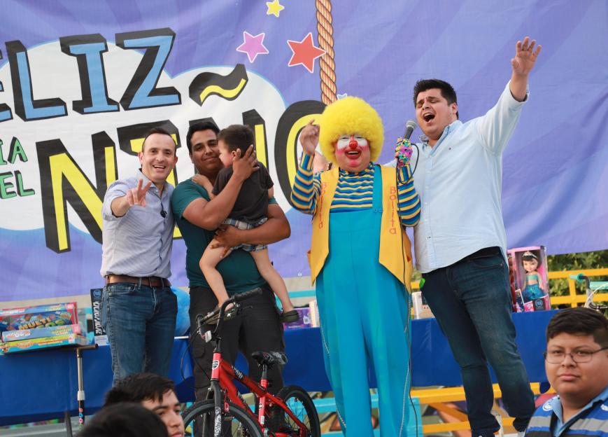 Celebra Carlos de la Fuente el Día del Niño con gran festejo en San Nicolás