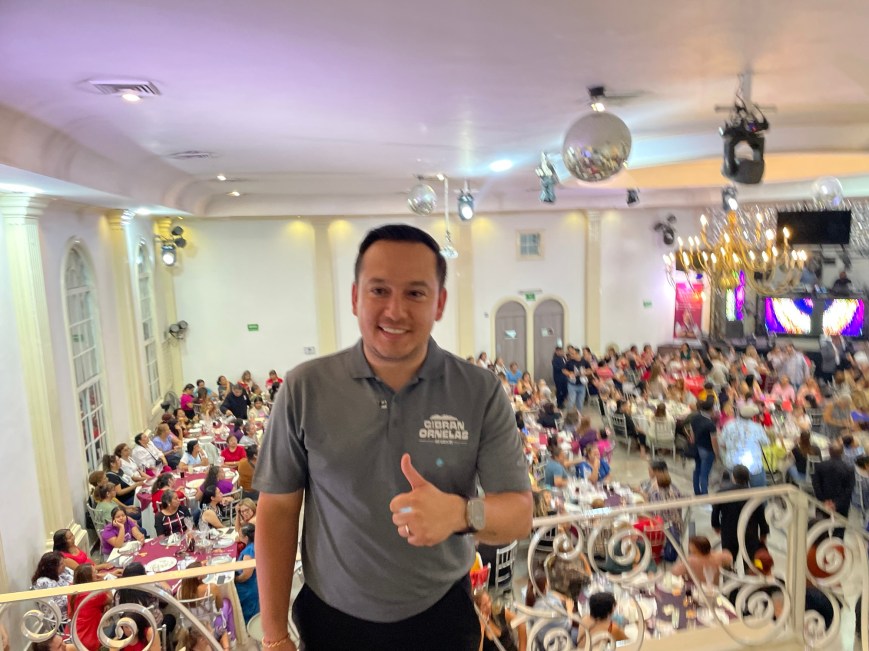 Celebra Gibrán Ornelas a miles de madres de familia en Monterrey