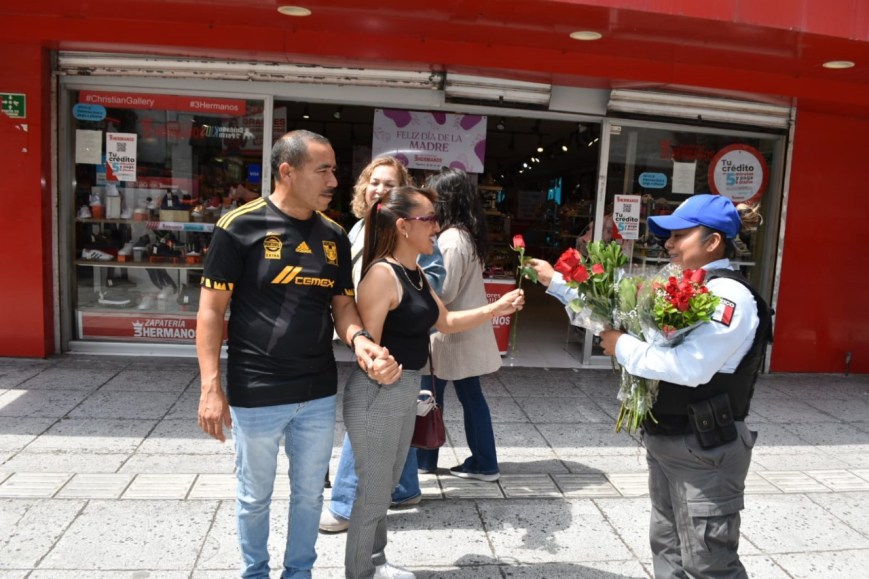 Celebra Policía Regia el Día de las Madres con obsequios