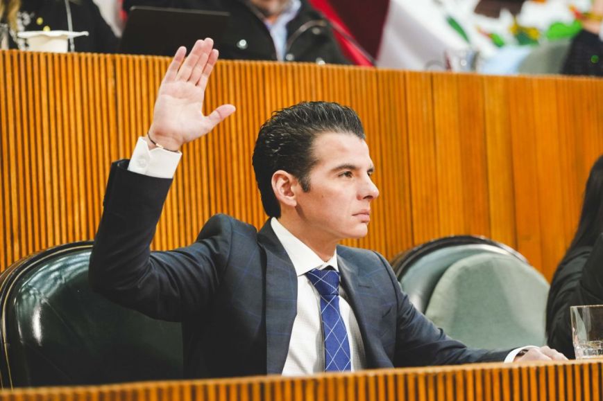 Mike Flores prepara iniciativa para regular el uso de motocicletas