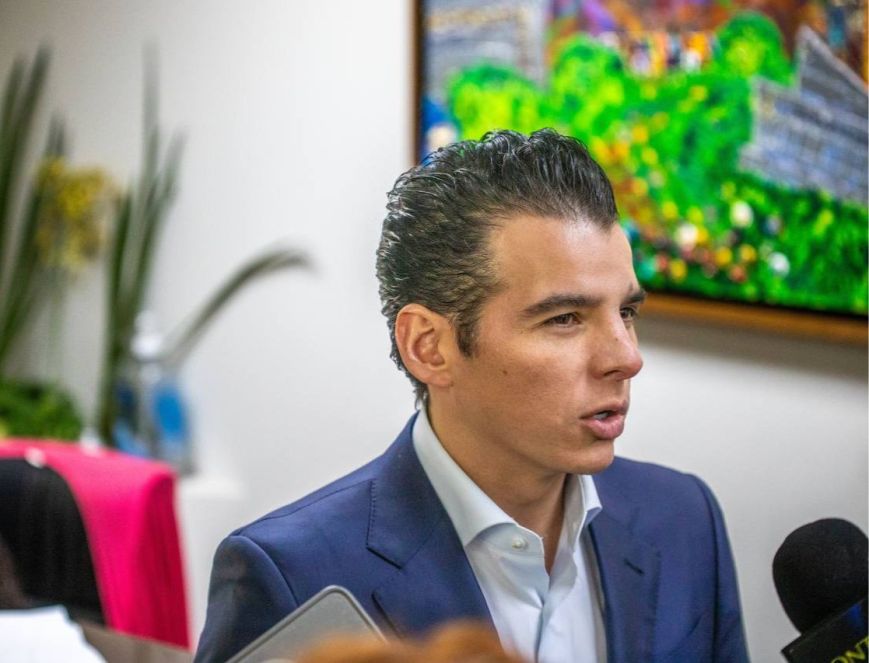 Ven exalumnos de Derecho a Mike Flores como figura conciliadora