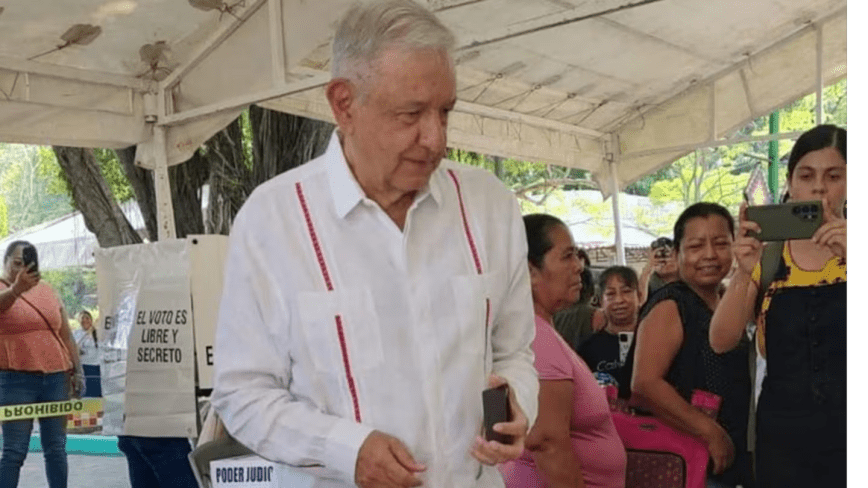 AMLO sale del retiro y reaparece para votar